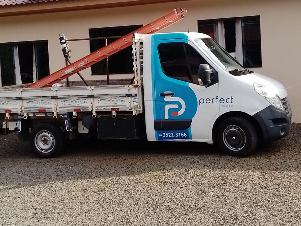 Caminhão da Perfect com a escada da equipe de instalação