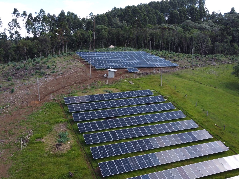 Usina solar em solo em área rural, vista de drone