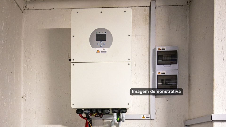 Imagem demonstrativa de sistema híbrido com bateria