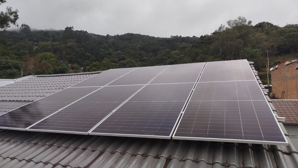 Placas solares no telhado de uma casa